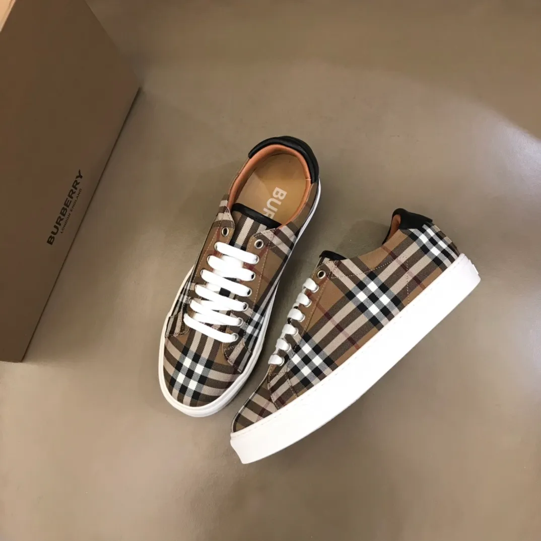 p340 "Burberr*" men's classic low-top sneakers are reinterpreted in Vintage checked cotton material and decorated with a new brand logo. First-layer sheepskin lining, embossed Burberry logo on the heel, and original TPU outsole!  Size: 38-44